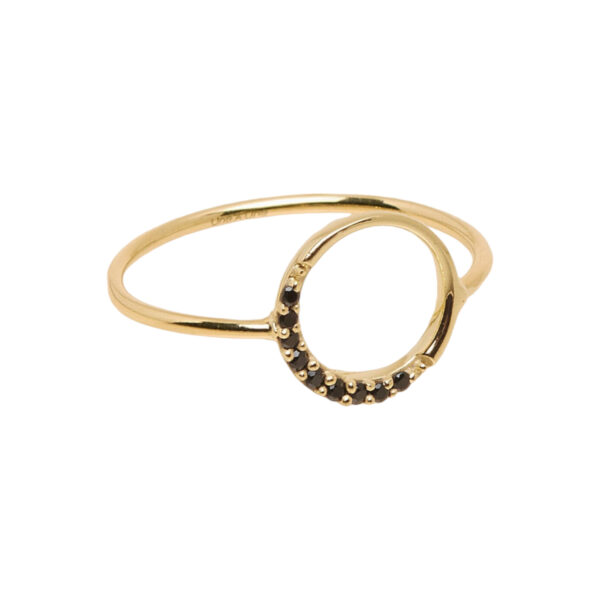 Anillo mini luna, un anillo en base de latón dorado con oro fino de 18 quilates de 1 micra con un círculo hueco en el que se perfila una finísima luna de circonitas negras.